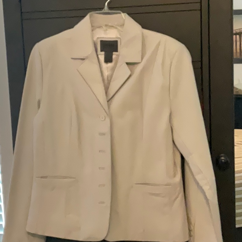 Cream Tailored Leather Blazer with Notched Lapels and Fitted Silhouette